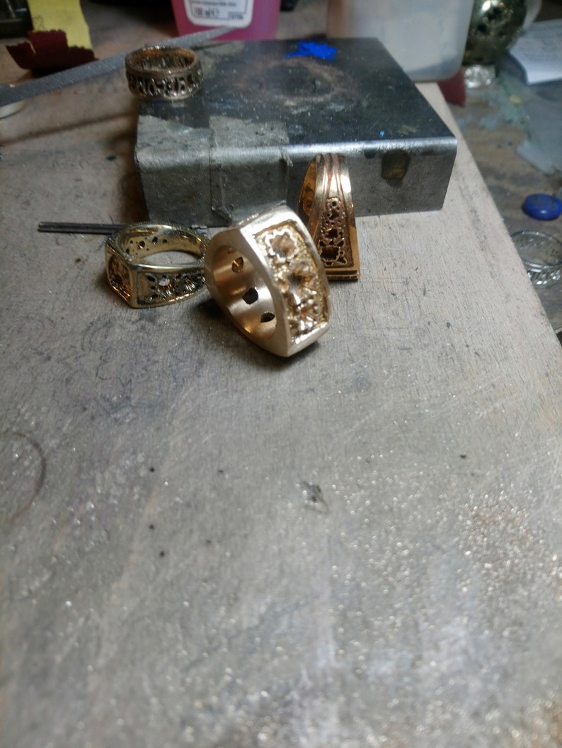 made to measure. Italy in bronze or silver Tuscany decoration of Florence Engraved tricuspid ring inspired Gothic style