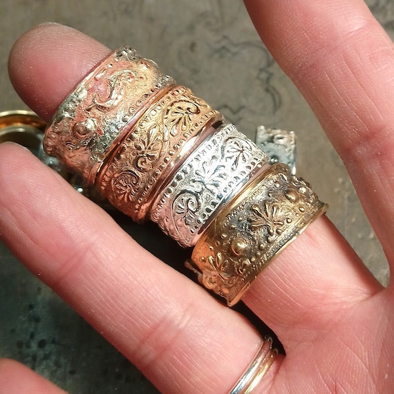 Anillo de oro o bronce de estilo griego antiguo romano etrusco con