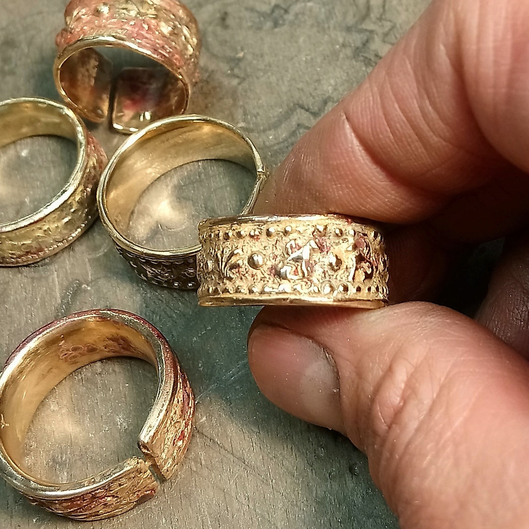 Bague dorée ou en bronze de style étrusque grec romain traitée