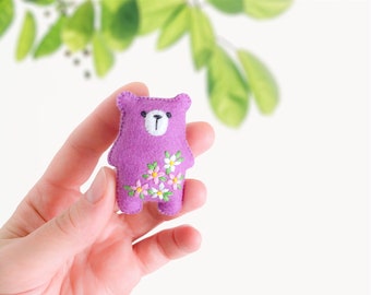 Oso de peluche en miniatura bolsillo abrazo flores bordadas color púrpura fucsia pequeño juguete de felpa, favor de fiesta en el bosque, animales del bosque, oso de peluche