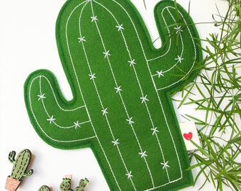 Felt cactus hanging decoration, cactus wall ornament, saguaro cactus, southwestern nursery, cactus lover gift, kids room wall decor