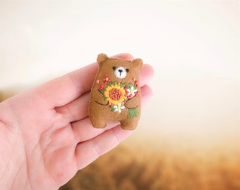 Peluche de oso de peluche en miniatura, decoración de otoño, vibraciones de otoño acogedor regalo lindo, ramo de flores bordadas de girasoles de flores silvestres, abrazo de oso de bolsillo
