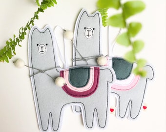 Christmas llamas felt decors, set of 2 wall hanging ornaments, Christmas decorations, llama nursery, llama birthday party, wool pom pom