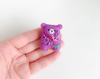 Peluche en miniatura de osito de peluche morado, mascota preocupante de abrazo de bolsillo, ramo de flores lilas bordadas con flores silvestres, mensaje de regalo personalizado