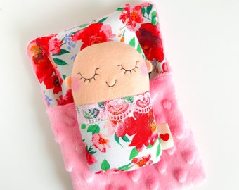 Muñeca bebé muñeca de trapo juguete princesa muñeca con saco de dormir, juego de cama de muñeca, muñeca de peluche, muñeca recién nacida, baby girl shower, patrón de rosas florales