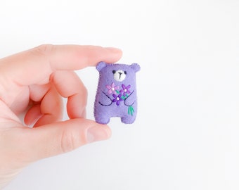 Oso de peluche en miniatura felpa lavanda oso púrpura lila flores bordadas ramo patrón floral fieltro oso de bolsillo abrazo animales lindos