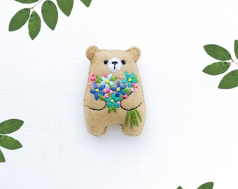Oso mascota de bolsillo abrazo oso de peluche miniatura juguete de peluche, flores bordadas patrón floral ramo, regalo personalizado, animales lindos oso de peluche