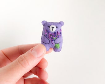 Mini osito de peluche, ramo de flores bordadas de oso púrpura lavanda, mascota preocupada, osito de peluche, abrazo de oso de bolsillo, juguete de casa de muñecas de animales en miniatura