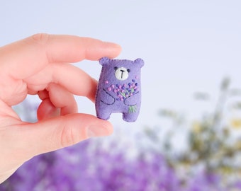 Oso de peluche en miniatura, oso púrpura lavanda bordado flores ramo patrón floral fieltro oso de peluche, abrazo de oso de bolsillo, animales en miniatura