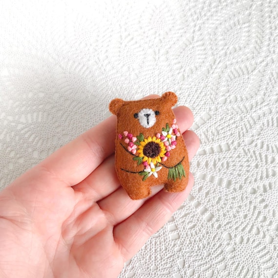 Osito de peluche de fieltro de lana: mascota de bolsillo con girasol bordado