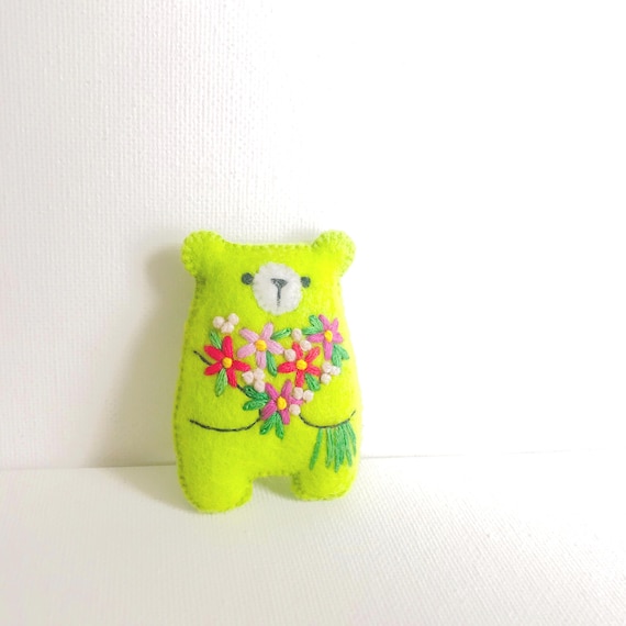 Osito de peluche de fieltro verde en miniatura: flores bordadas