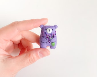 Mini osito de peluche, ramo de flores bordadas de oso púrpura lavanda, mascota preocupada, osito de peluche, abrazo de oso de bolsillo, juguete de casa de muñecas de animales en miniatura