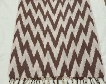 Écharpe faite main ikat à motif en zigzag marron et beige, écharpe en coton biologique tissée à la main, cadeau de Noël unique pour elle ou lui