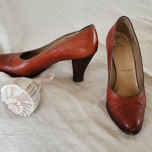 Vintage Leather Spectator Pumps-Size 5