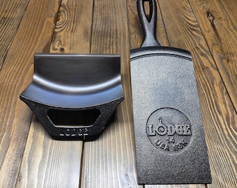 Lodge stekpanna i gjutjärn med spatel och skrapa.