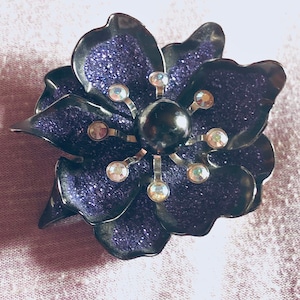 Vtg Joan rivers classic layered orchid pin brooch. Purple enamel with silver sparkles,AB crystals and faux purple pearl in center.