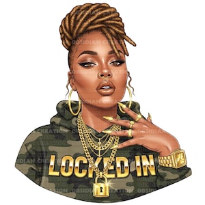 Könnte beinhalten: Illustration einer Frau mit brauner Haut, die einen Camouflage-Hoodie mit dem goldenen Text "LOCKED IN" trägt. Sie hat Goldschmuck, darunter eine Uhr, Ringe und eine Halskette mit einem Vorhängeschloss-Anhänger. Ihr Haar ist in braunen Dreadlocks gestylt.