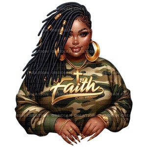 Puede incluir: Una mujer con largas trenzas negras lleva una sudadera de camuflaje verde con las palabras "Faith Over Fear" en letras doradas. Lleva joyas doradas, incluyendo un collar con una cruz, pendientes de aro y anillos.
