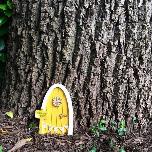Außen Feen- und Elfen-Tür in gelb, mit personalisiertem Schild. Frühlingsgelbe Miniaturtür