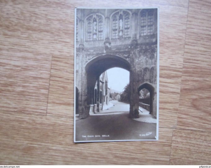 Postcard, The Chain Gate, Wells, Somerset, England. Original REAL PHOTO (RPP) Postcard (S435).