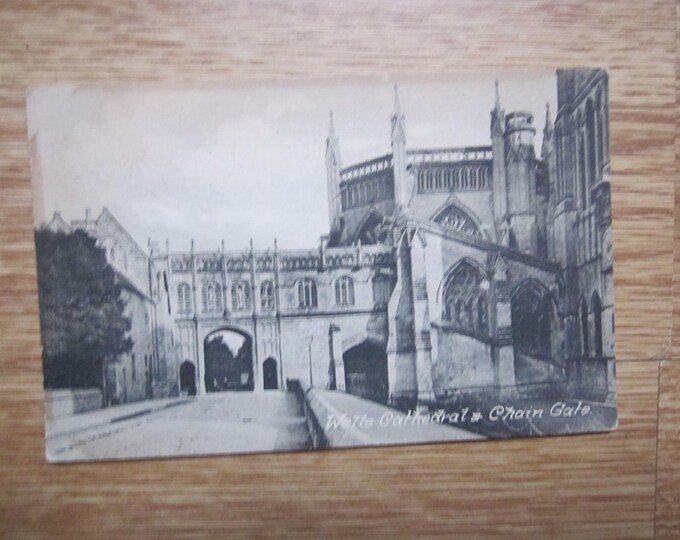 Postcard, Wells Cathedral & Chain Gate, Wells, Somerset, England, UK. Genuine Original Postcard. Ideal Christmas Gift Birthday Present