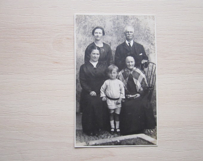 Postcard, No Title, Family Portrait, Unused. Ideal Christmas Present Mother's Day Gift Birthday Present For Loved One