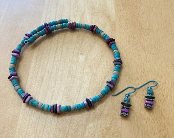 Collier et boucles d’oreilles bleus et violets, choker de fil de mémoire avec des perles de bois et d’os, léger, bijoux d’OOAK, fils d’oreille de Niobium, Lewis