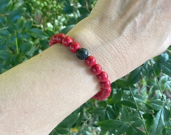 Pulsera elástica de coral rojo y lava negra