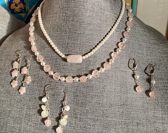 Collares y pendientes de cuarzo rosa y perlas, conchas y flores talladas en cuarzo rosa, Chelle