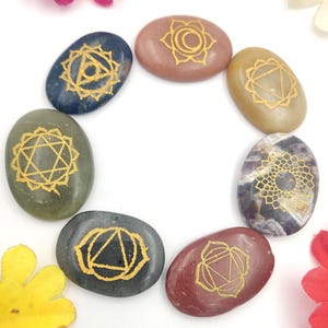 7 Chakra Worry Stones Set With Card, Genuine Polished Hand Carved Pocket Palm Gemstones For Healing And Balancing Chakras