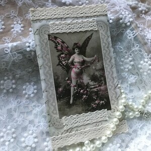 Grußkarte Tag Junkjournal Osterkarte*Elfe*Deko*Vintage*Landhaus*Nostalgie*Postkarte*Ostern*CoeursDeCaschel*Karte*Osterhase*Frühling*Spitze