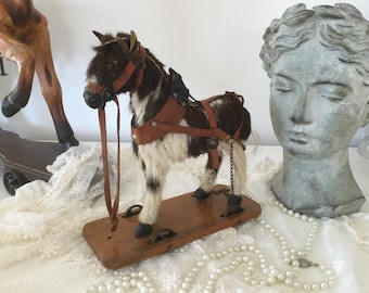 Antik gunghäst i trä med järnhjul, leksak *1900* Brocante*CoeursDeCashel*