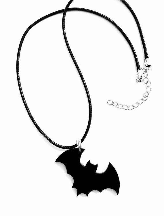 Collana con ciondolo a forma di pipistrello nero in plastica acrilica originale, realizzata in Israele. - Italia Collana con ciondolo a forma di pipistrello nero in plastica acrilica originale, realizzata in Israele. - Italia