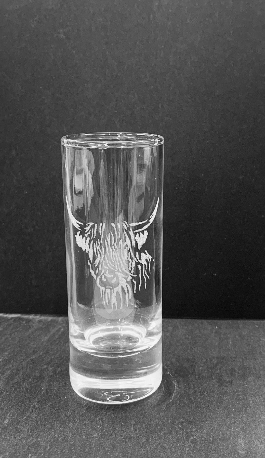 Highland Cow gravé Cristal Whisky Coffret cadeau verre & Carré Rustique Ardoise Coaster 