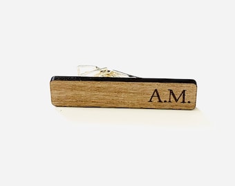 Personalisierte Krawattenklammer Pin Verschluss Geschenk in Nussbaum Holz Garamond Schrift