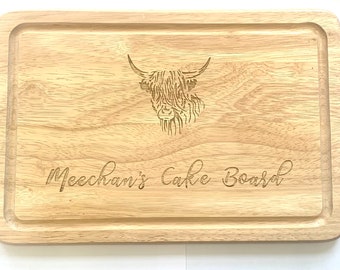 Tabla de cortar de madera personalizada con nombre y vaca de las Highlands grabada, ideal para pan, queso o como regalo.