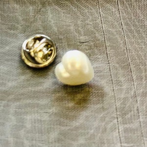 Herzförmige Faux Perle Bescheidenheit Pin Abzeichen Brosche Button 12mm Geschenk Bild 2