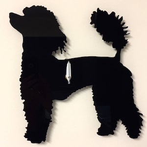 Poedel Hond Wandklok In Zwart