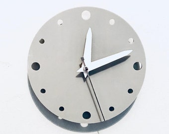 Petite horloge murale ronde en gris clair