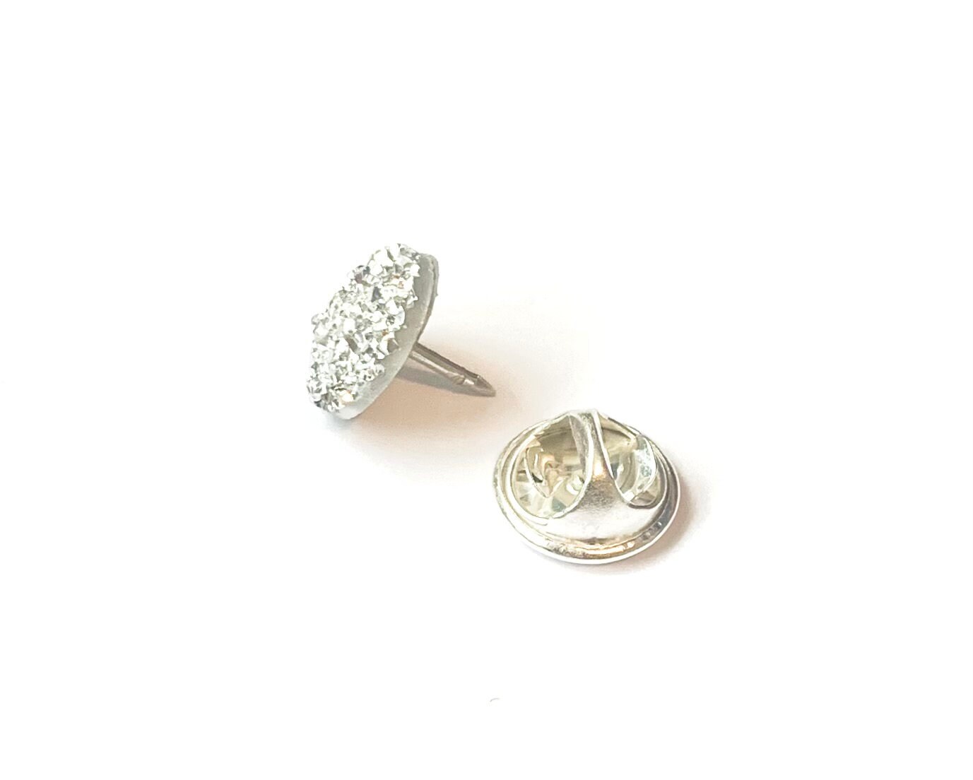 Spilla Distintivo Cabochon Rotondo In Alabastro 12mm – Perno Modesty, Nero/Grigio