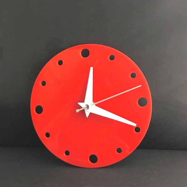 Kleine runde Wanduhr in Rot