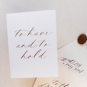 Avoir et tenir une carte de vœux avec enveloppe et sceau de cire | Carte de mariage | Carte du jour du mariage | Carte de célébration