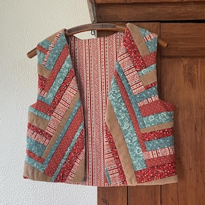 Gilet trapuntato vintage anni '70, fantasia floreale, in cotone stampato e patchwork, fatto a mano.