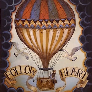 Puede incluir: Una ilustración de estilo vintage de un globo aerostático con una cesta y un hombre dentro. El globo es rojo, azul y amarillo con rayas blancas. El fondo es azul oscuro con nubes blancas. El texto "Follow Your Heart" está escrito en una pancarta alrededor del globo.