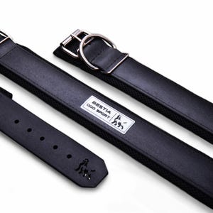 Puede incluir: Dos collares de perro negros con una hebilla y un anillo plateados. El collar m&aacute;s grande tiene una etiqueta blanca que dice "BESTIA DOG SPORT" con una silueta negra de un perro.