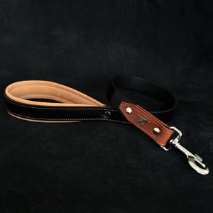 The Bestia™ &quot;Hunter&quot; genuine leather dog leash. Soft padded handle. 90 cm long. Rivet decoration. Very durable. Hand made in Europe