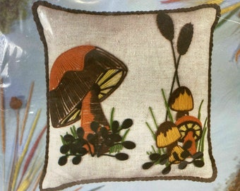 Vintage 1970\u2019s Silver Pilzer Company Polyester Standard Floral Pillow ShamsCases