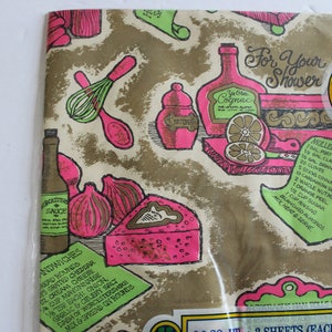 K&ouml;nnte beinhalten: Ein pink- und gr&uuml;n gemustertes Geschenkpapier mit einem Rezept f&uuml;r Gl&uuml;hwein und einer Zutatenliste f&uuml;r Sandwiches. Das Papier tr&auml;gt den Text "For Your Shower".