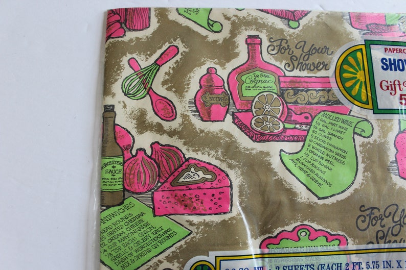 K&ouml;nnte beinhalten: Ein pink- und gr&uuml;n gemustertes Geschenkpapier mit einem Rezept f&uuml;r Gl&uuml;hwein und einer Zutatenliste f&uuml;r Sandwiches. Das Papier tr&auml;gt den Text "For Your Shower".