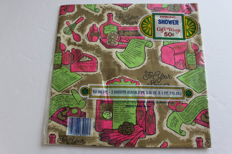 K&ouml;nnte beinhalten: Ein Vintage-Geschenkpapier f&uuml;r eine Dusche mit goldfarbenem Hintergrund und rosa und gr&uuml;nen Illustrationen von Speisen und K&uuml;chenutensilien. Der Text "For Your Shower" wird im gesamten Design wiederholt. Das Papier ist mit "Papercraft Shower Gift Wrap 50c" beschriftet.